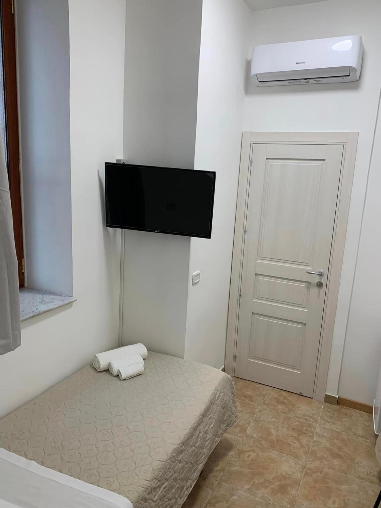 Miris Home Fast And Comfortable With Self Check In 8 Minutes Walk Near Naples Airport Bilik gambar